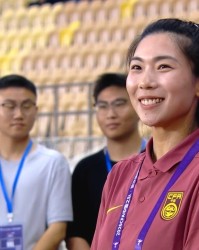 足球报：中国女足热身赛前为古雅沙举行了退役仪式