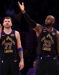 九游娱乐官方网站-NBA｜在东契奇和詹姆斯的里程碑之夜，湖人稳住西部第三