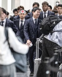 日本国家队启程赴世界杯，成田机场举行送别仪式|成田国际机场|长友佑都|日本足球队|森保一|国际机场_新浪体育_新浪新闻